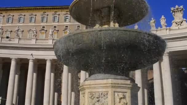 Brunnen in der Nähe des apostolischen Palastes in der vatikanischen Stadt — Stockvideo