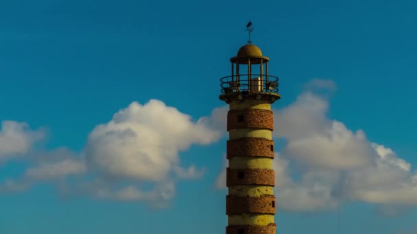 Farol contra céu azul com nuvens — Vídeo de Stock