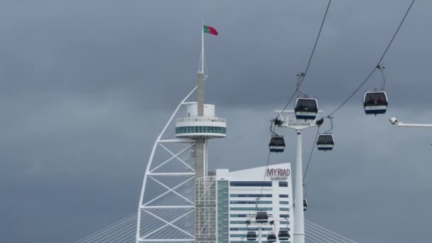 Kabelbaan in de buurt van Vasco da Gama Tower — Stockvideo