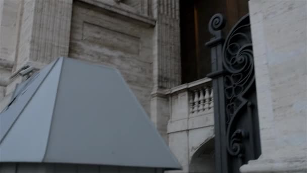 Guardia Svizzera nella Basilica di San Pietro — Video Stock