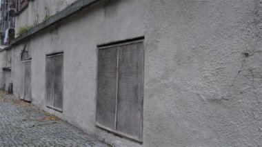 Arnavut kaldırımlı kaldırımda küçük kız gider
