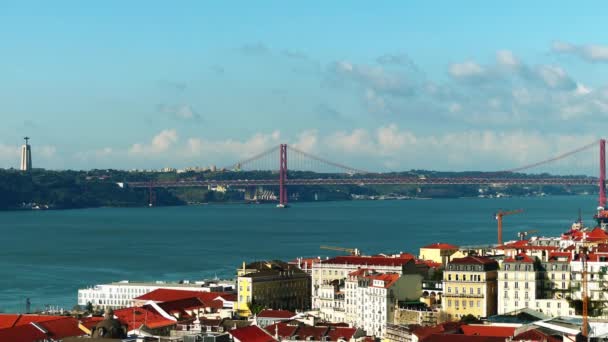 Ponte 25 de Abril em Lisboa, capital de Portugal — Vídeo de Stock