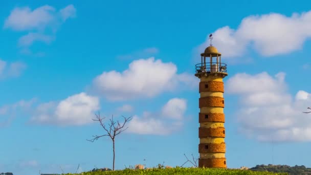 Farol contra céu azul com nuvens — Vídeo de Stock