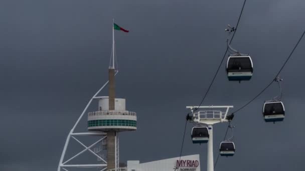 Ropeway perto da Torre Vasco da Gama — Vídeo de Stock