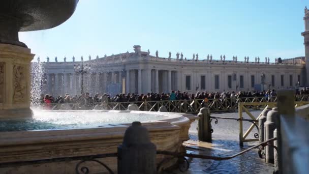 Fuente cerca del Palacio Apostólico de la Ciudad del Vaticano — Vídeo de stock