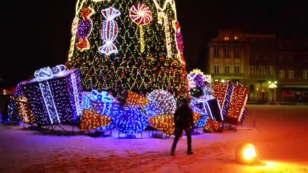 Weihnachtsbaum in der Nähe des Burgplatzes, Warschau, Polen — Stockvideo