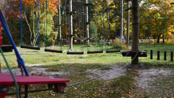 Niña con casco en parque de aventuras — Vídeos de Stock