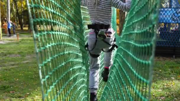 Klein meisje met helm in avonturenpark — Stockvideo