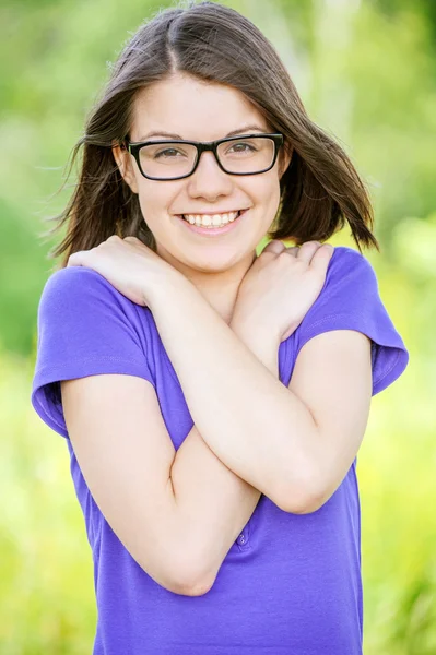 Portret van jonge lachende vrouw — Stockfoto