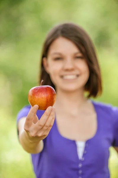 Retrato de menina atraente comer maçã — Fotografia de Stock