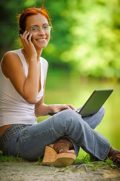 Fille avec ordinateur portable en plein air — Photo