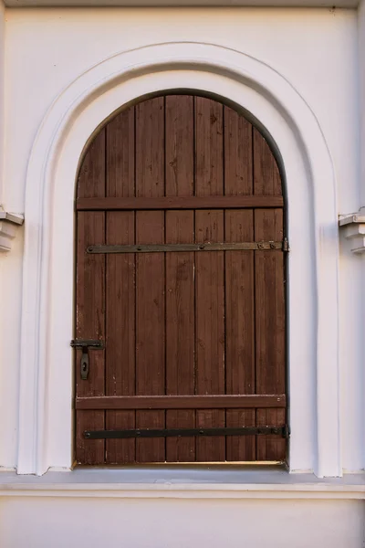 Porta de madeira velha no edifício bonito antigo — Fotografia de Stock