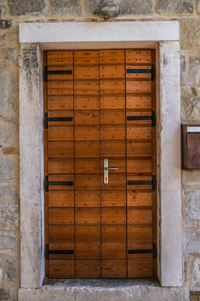 Старая деревянная дверь в старинном красивом здании — стоковое фото