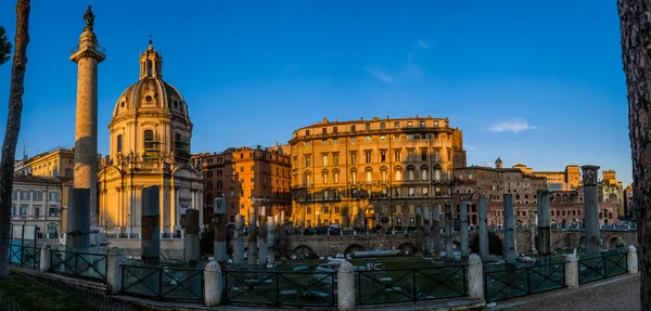 Trajans kolom en Basilica Ulpia in Rome, Italië — Stockfoto