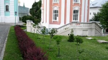 Smolensk Icon of Mother of God (Odigitria) kilisesi, çan kulesinin arkasında, St. Zosima ve Solovki Savvatiy kilisesinin karşısında yer alır. St. Sergius Trinity Lavra, Sergiev Posad, Rusya.