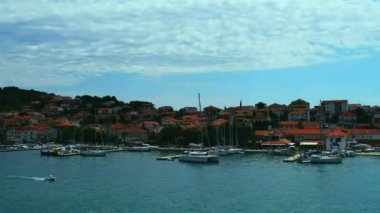 Trogir tarihi liman Split-Dalmaçya County, Hırvatistan Adriyatik kıyısındaki yeri. Trogir Hırvat anakara ve Ciovo Adası arasında yer almaktadır. 27 kilometre batısında Split şehir yatıyor.