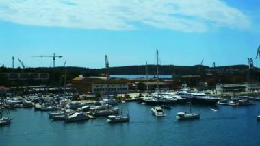 Trogir tarihi liman Split-Dalmaçya County, Hırvatistan Adriyatik kıyısındaki yeri. Trogir Hırvat anakara ve Ciovo Adası arasında yer almaktadır. 27 kilometre batısında Split şehir yatıyor.