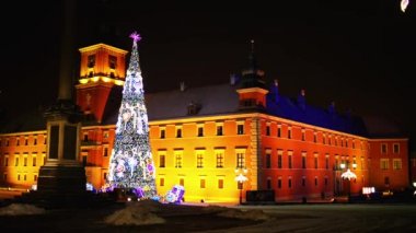 Varşova'daki Kale Meydanı'nın yakınındaki meydanda Noel ağacı. Bu Royal Castle önünde tarihi bir kare a?? Lehçe hükümdarların eski resmi ikamet a?? Varşova, Polonya'da bulunan.
