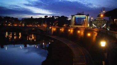 Hızlandırılmış: Ponte Vittorio Emanuele II köprüdür Tiber arasında Roma, İtalya, mimar Ennio De Rossi, rione Borgo ile Roma'nın tarihi merkezi ve Vatikan, Roma Pons Neronianus yakın bağlar.