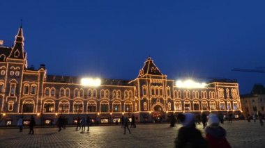 4k Sakız Sovyet döneminde Devlet Departmanı Mağaza olarak bilinir. En ünlü Sakız Kızıl Meydan'a bakan Moskova'nın Kitai-gorod bölümünde büyük mağaza.