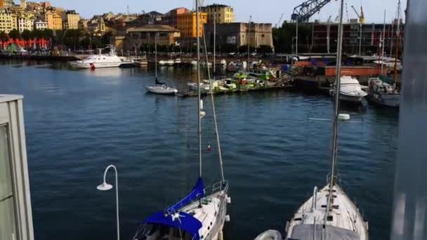 Il porto di Genova è un importante porto marittimo italiano sul Mar Mediterraneo. Con un volume commerciale di 51,6 milioni di tonnellate, è il porto più trafficato d'Italia per tonnellaggio di merci. Port è utilizzato anche come stazione di smantellamento — Video Stock