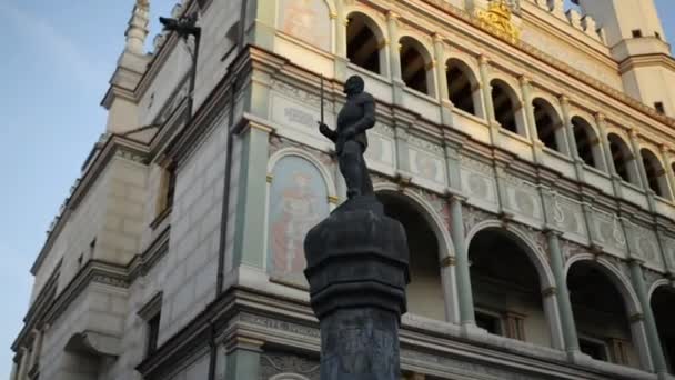 Pranger of Poznan se encuentra cerca de la esquina noreste del Ayuntamiento, cerca de Prozerpina Fountain. Columna gótica tardía de ocho lados, con estatua de un verdugo en traje de cruzado sosteniendo espada levantada . — Vídeos de Stock