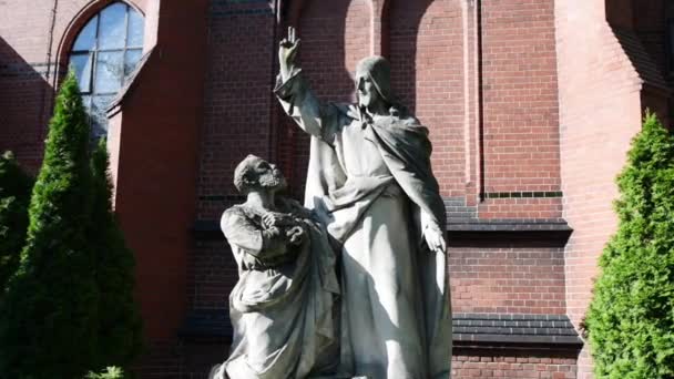 Statue über die Kapelle der theologischen Fakultät des Amu in Posen, Polen. Erzbischöfliches Seminar. — Stockvideo