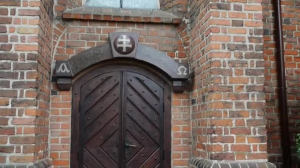 Igreja dos Santos. João Batista em Gniezno - Igreja gótica de meados do século XIV torre do XV-XVI com cúpula barroca coberta de cobre em 1666. Nave única com coro mais estreito e inferior . — Vídeo de Stock