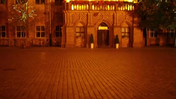 Gotische stadhuis (Ratusz) begon in de 13e eeuw op Stary Rynek in Torun, is een stad in het noorden van Polen, aan de rivier de Vistula. — Stockvideo