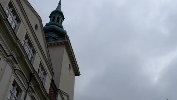 Nicholas collegiate basilikan i Grudziądz, Polen, bär titeln av mindre basilikan. Templet, kulten av bilden av Our Lady of Grace. Vård för kyrkan och hela socknen innehar för närvarande, Dariusz Kunicki. — Stockvideo