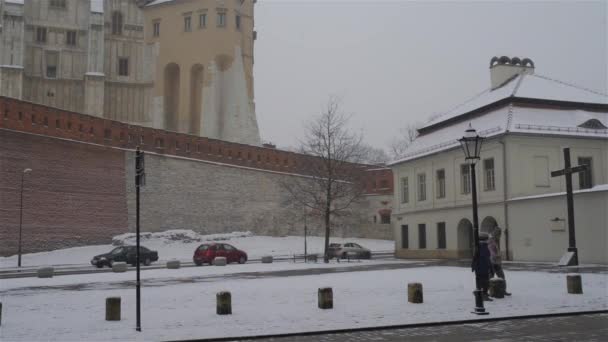Vinter snö i Wawel. Wawel är en befäst arkitektoniskt komplex rest över många århundraden ovanpå en kalksten yttring på vänstra stranden av floden Vistula i Krakow, Polen. — Stockvideo