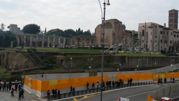 Colosseum eller Coliseum, även känt som Flavias amfiteater, är en oval amfiteater i centrala Rom, Italien. Byggd av betong och sand, är det den största amfiteatern. — Stockvideo