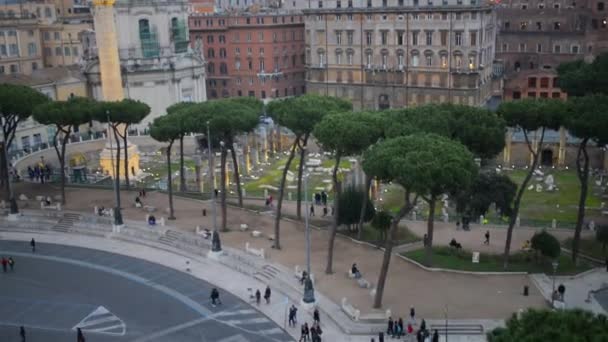 Trajans kolumn, Basilica Ulpia och kyrkan av mest heliga namn av Maria i Trajanus Forum i Rom, Italien. — Stockvideo