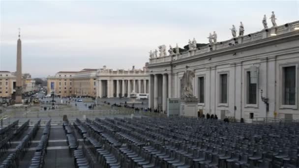 St. Peter kare doğrudan St. Peter's Bazilikası Vatikan Şehri, mahalle veya Borgo rione batısında doğrudan Roma içinde yerleşim Papa'nın önünde bulunan büyük bir plaza olduğunu. — Stok video