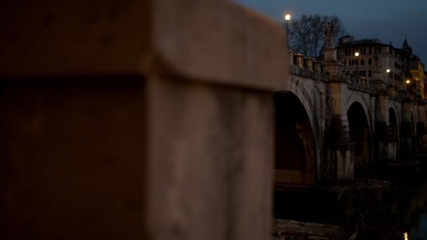 Ponte Sant-Angelo, bir zamanlar Roma 'daki Hadrian Köprüsü anlamına gelen Aelian Köprüsü veya Pons Aelius Roma İmparatoru Hadrian tarafından 134 yılında tamamlanarak Tiber' i şehir merkezinden anıt mezara kadar genişletmiştir.. — Stok video