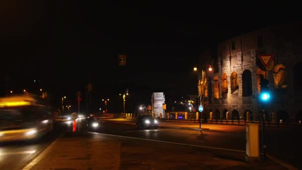 Timelapse: Coliseu ou Coliseu, também conhecido como Anfiteatro Flaviano, é um anfiteatro oval na cidade de Roma, Itália. É o maior anfiteatro. Coliseu está situado a leste do Fórum Romano . — Vídeo de Stock