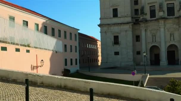 Церковь Санта-Энграсиа является памятником XVII века в Лиссабоне, Португалия. В XX веке он был преобразован в Национальный пантеон. Район Альфама, рядом с монастырем Сао Висенте де Фора . — стоковое видео
