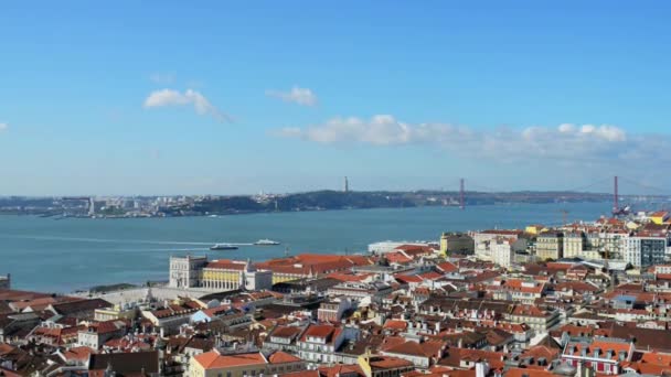 Lissabon Panorama. Lissabon is de hoofdstad van Portugal. Het is de meest westelijke hoofdstad van Europa. Lissabon ligt op het westelijke Iberisch schiereiland aan de Atlantische Oceaan en de Taag. — Stockvideo