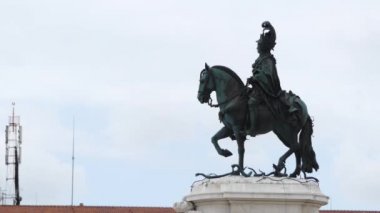 4 k Praça Comercio Portekiz'in Lizbon kentinde yer alır. Terreiro gibi Paco Tagus Nehri yakınında yer alan kare hala yaygın olarak bilinir.