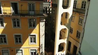 4k Santa Justa Carmo Lift, olarak da bilinir kaldırın, Lizbon, Portekiz bir asansör olduğunu. Rua de Santa Justa sonunda yer alan alt daha yüksek Largo ile Baixa sokaklarında yakınındaki Carmo yapmak.