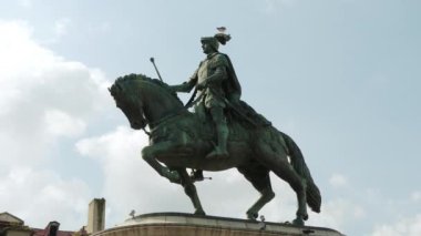 Figueira Meydanı'nda Kral I. John'un 4k Binicilik heykeli, Lizbon, Portekiz.
