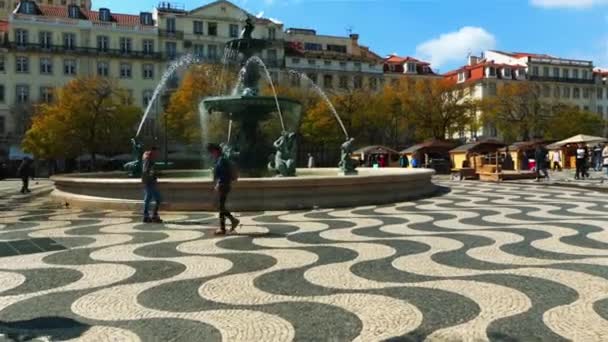 Rossio är ett populärt namn på Pedro IV-torget i staden Lissabon i Portugal. Det ligger i Pombaline centrum av Lissabon och har varit ett av dess viktigaste torg sedan medeltiden. — Stockvideo