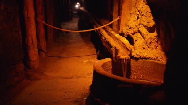 Wieliczka, Polen - 4 januari 2016: Wieliczka zoutmijn, ligt binnen de metropool van Krakau. Geopend in de 13e eeuw, mijne tafelzout geproduceerd voortdurend tot 2007. — Stockvideo