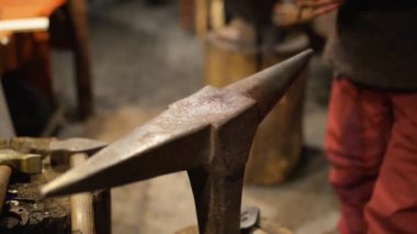 Krakow, Polonya - 4 Ocak 2016: Smith örs üzerinde bir kırmızı-sıcak bıçak vardır.