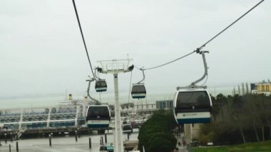 Lizbon, Portekiz - Mart 28 2016: Vasco da Gama Kulesi yakınlarındaki ropeway, 1498 yılında Hindistan'a yelkenle hindistan'a varacak olan kaşifin adını taşıyan, Tagus nehri üzerine inşa edilmiş, gökdelenli 145 m'lik bir kafes kuledir.