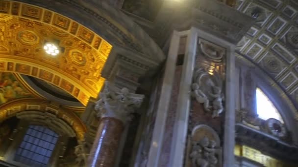 Ватикан місто - 24 січня 2015: Папська базиліка Святого Петра в Ватикану, або просто базилікою Санкт-Пітерс, є італійського Ренесансу церкви у Ватикані, папської анклав в межах міста Рим. — стокове відео
