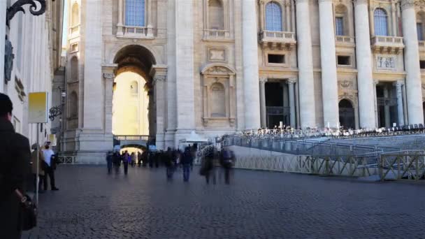 Vatikán - 24 ledna 2016: Timelapse St. Peter náměstí nachází velké náměstí přímo před St. Peters baziliky, Papežská enklávu uvnitř Řím, přímo na západ od sousedství nebo rione Borgo — Stock video