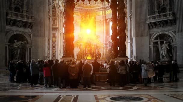 Vatikanstaten - januari 24 2015: Den påvliga basilikan St Peter i Vatikanen eller helt enkelt Peterskyrkan, är en italiensk renässans kyrka i Vatikanstaten, den påvliga enklaven inom Rom. — Stockvideo