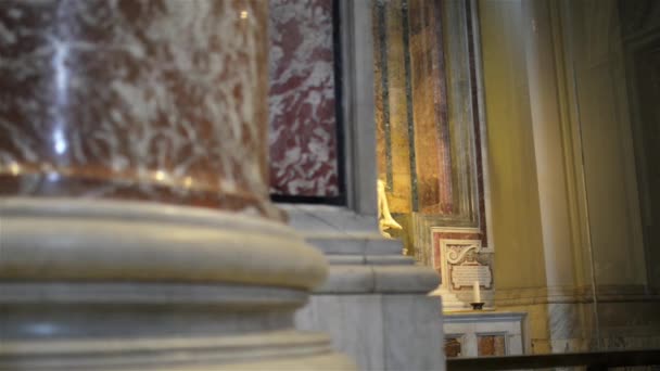 Vaticaanstad - 24 januari 2015: De Pauselijke Basiliek van St. Peter in het Vaticaan, of gewoon de basiliek van St. Peters, is een Italiaanse Renaissance-kerk in Vaticaanstad, de pauselijke enclave binnen de stad Rome. — Stockvideo