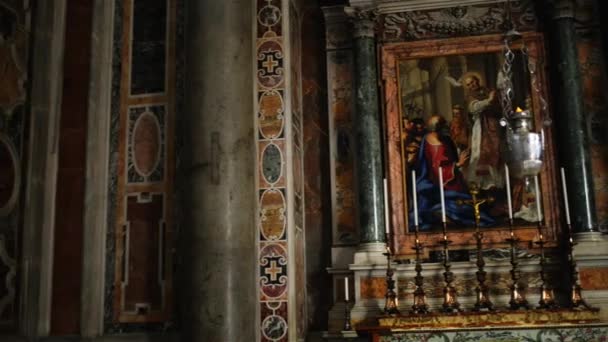 Roma, İtalya - 24 Ocak 2015: Papalık Basilica of St. Peter Vatikan ya da sade bir şekilde St. Peters Bazilikası, Vatikan, Papa'nın yerleşim bölgesi Roma şehrinin içinde bir İtalyan Rönesans kilisede olduğunu. — Stok video